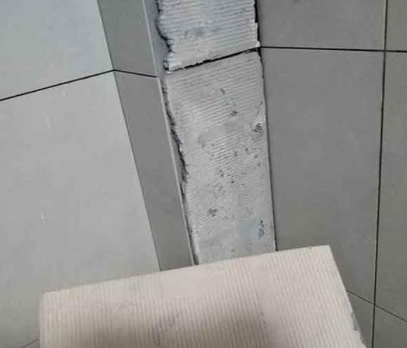日照瓷砖空鼓维修公司分享下厨房瓷砖脱落的补救措施。